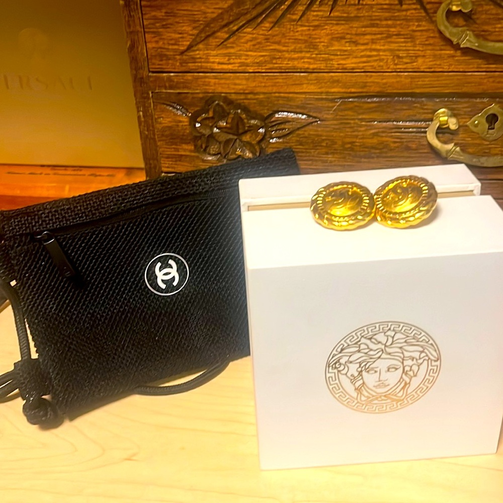 💎 Large CHANEL CC Gold tone logo large Vintage Clip on Earrings - Picture 9 of 10